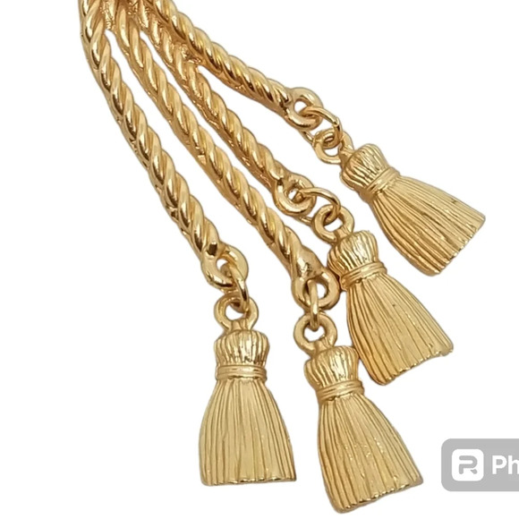 VINTAGE LARGE MATTE GOLDTONE ORNATE ROPE WITH TASSELS STATEMENT BROOCH - Picture 3 of 5